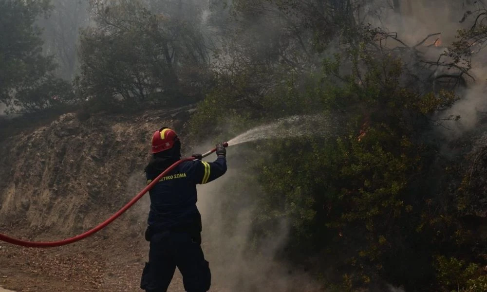 Φωτιά στο Ξυλόκαστρο: Το πύρινο μέτωπο φτάνει τα 10 χιλιόμετρα